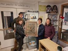 claire de paepe overhandigt schilderij vos aan winnaars