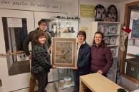 claire de paepe overhandigt schilderij vos aan winnaars